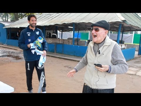 Lucchetti sorprende a un abuelo hincha de Atlético y le regala una camiseta. Atlético Tu...
