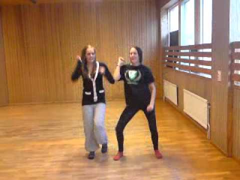 Rebecka och Ida visar hur man dansar på balderskolan