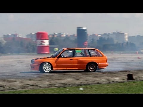 Drifting BMW E30 2dr Touring V8 M-power body kit
