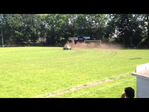 TOPPER-Coureur ploegt hoofdveld SC Gastel om/WINNER-Race car driver plows main field football club