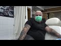Corona-tattoo prijkt op onderbeen van Rotterdamse Rens: 'Tijd om nooit te vergeten'