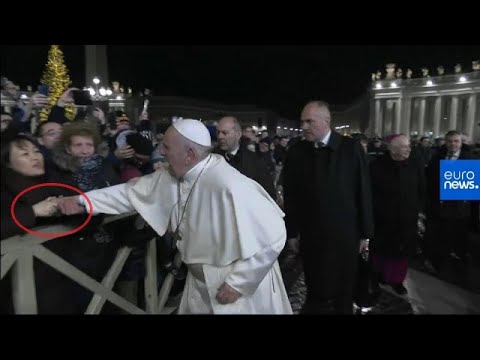 Video: Papst Franziskus schlägt aufdringlicher Anhängerin auf die Hand