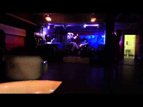 Leonardo Monteiro canta Love is a losing game suona Dario Cassaro