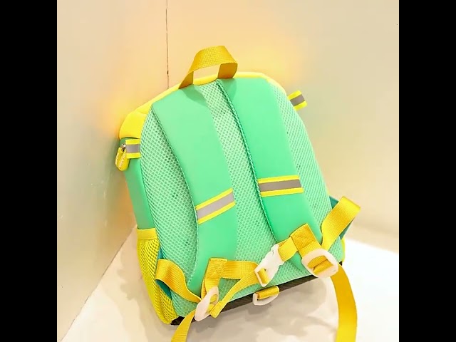 Vídeo relacionado con Mochila con temática de cocodrilo para niños, diseño de dinosaurio caqui, ideal para jardín de infantes, preescolar y salidas diarias, mochila escolar unisex para niños y niñas, gris, M