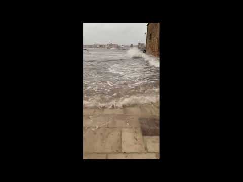 Maltempo, la storm surge dello Jonio invade Marzamemi e Catania: immagini spaventose dalla Sicilia!!