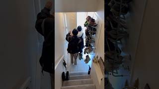 双子の慌ただしい朝#shorts #カナダvlog #海外育ち #バイリンガルキッズ #男女双子 #仲良し双子 #英会話海外留学 #カナダ留学生 #海外生活vlog #双子#登校#学校生活#中学生#朝