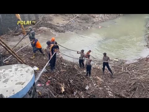 POLRES SUKOHARJO BERSIHKAN BENDUNGAN BENGAWAN SOLO