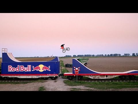 Le freestyler polonais Dawid Godziek entre dans l'histoire du VTT sur un train en marche