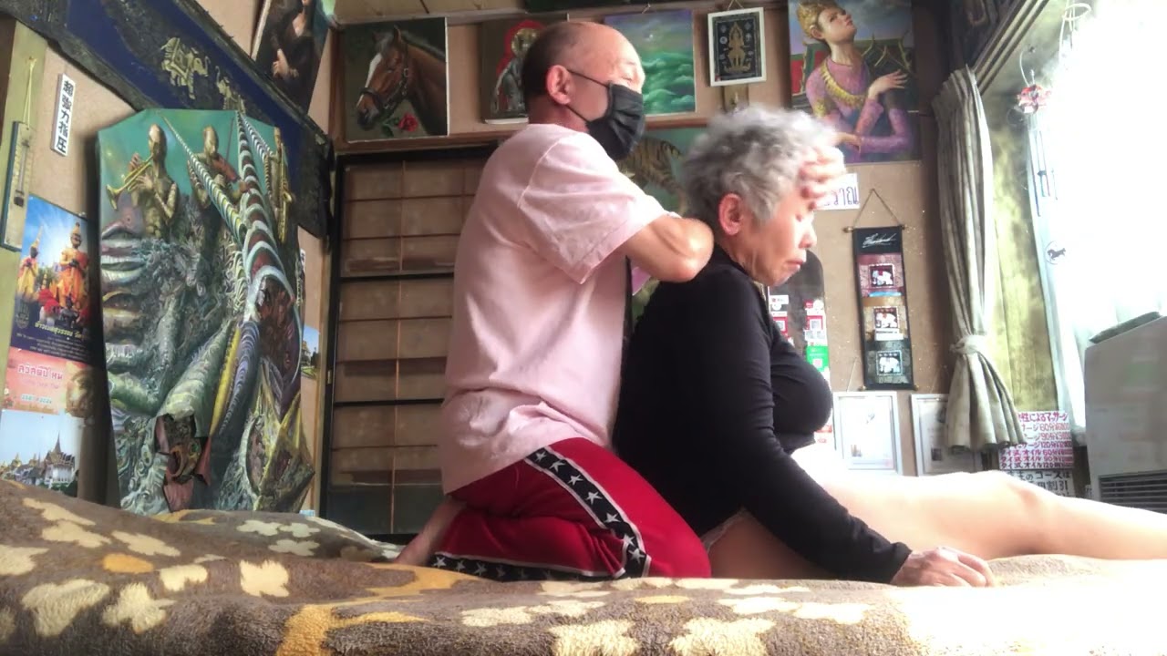 仰向け首肩腰の圧迫ストレッチ回転技