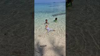 Adik ibrahim belajar berenang di pantai kaluku