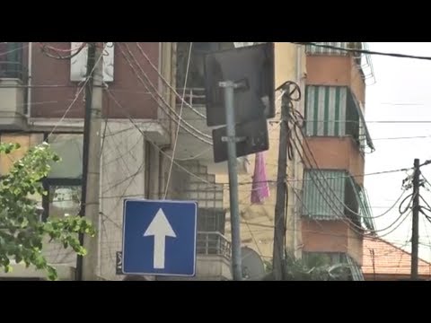 'Merimangat' që po mbysin lagjet në Tiranë