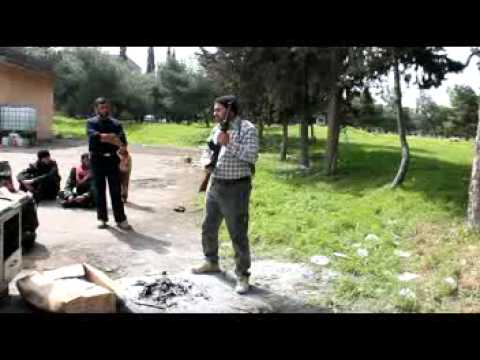 درس عسكري نظري يلقيه المقدم عبيد عبيد على مقاتلي لواء أحفاد الصحابة في أحد المعسكرات