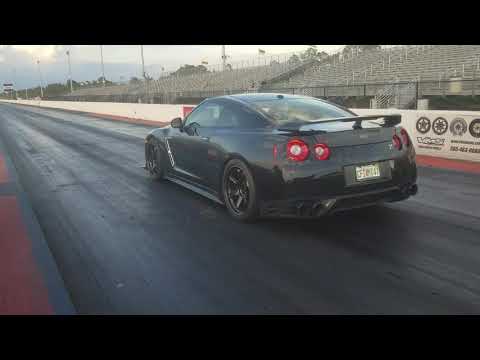 Nissan R35 GTR vs Charger Hellcat!