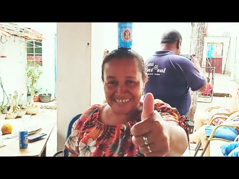 Laura dança forró de Rener Moreno com uma lata de cerveja na cabeça.