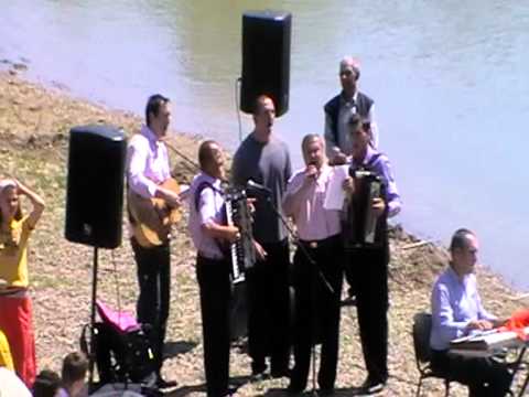 Fratele Mircea Rusu cu grupul din Ipotesti 2