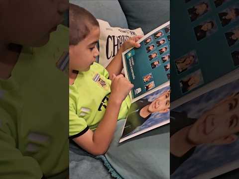 Gino mostrando a sus seños sala celeste turno tarde colegio Esteban Echeverria Buenos Aires 5/12/25