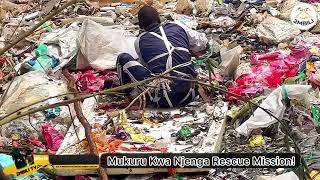 Brave Rescue Man Climbing With Body At Kware Dumping Site In Mukuru Kwa Njenga!!
