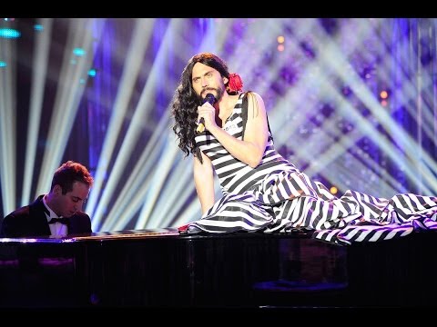 Paco León le canta a la corrupción a lo Isabel Pantoja y Conchita Wurst