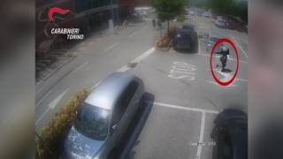 Pavone Canavese, tentano di derubare una commessa, ma lei li insegue e li fa arrestare