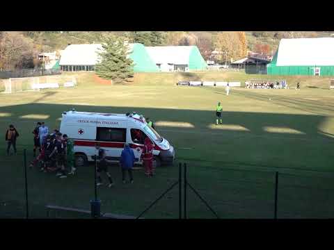 Ambulanza impantanata: la spingono i calciatori di Real Calepina e Crema 1908, 3 dicembre 2023