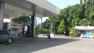preview picture of video 'チェンマイのPTTガソリンスタンド　gas station in Chiang Mai'