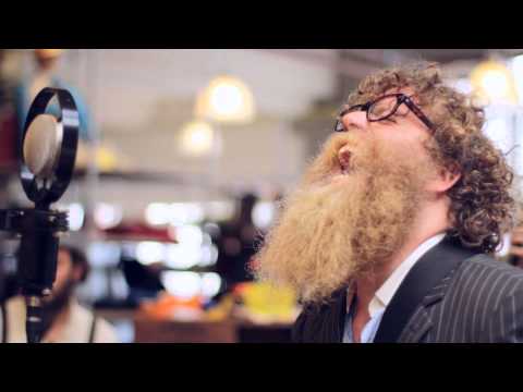 Ben Caplan & The Casual Smokers (Jaron Freeman-Fox) -  ''Ain't Goin' Down'' - InDeKringloop.nl