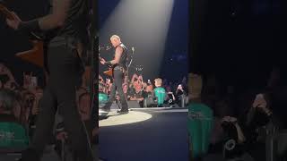 JAMES SILENCES THE CROWD AND STARTS ENTER SANDMAN #metallica #jameshetfield #m72 #metontour