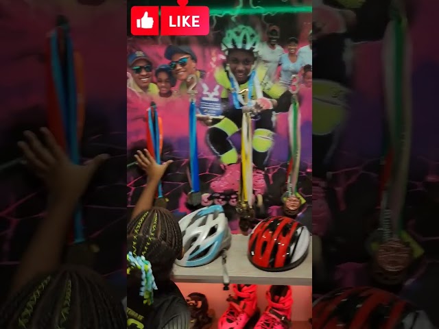 Vídeo relacionado con THE TWIDDLERS Set de 24 Premios para Niños - 12 Mini Trofeos Dorados y 12 Medallas con Cinta, Ideales para Fútbol, Deporte, Concursos, Fiestas de Cumpleaños y Gincanas