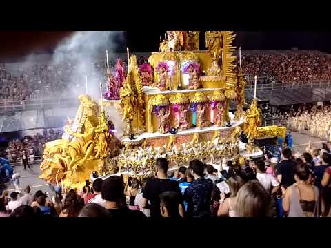 Início do desfile da Rosas de Ouro 2018