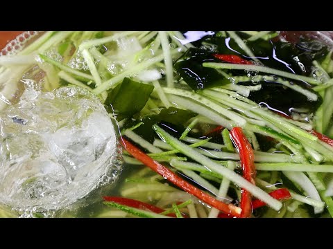 미역을 데쳐보세요. 비린 맛 하나 없는 깔끔한 미역오이냉국 이렇게 만들어요.