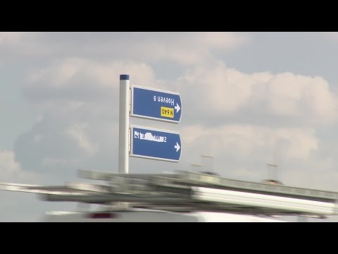 Bewegwijzeringsbord in Hoeven hangt verkeerd om, maar wel in de juiste richting