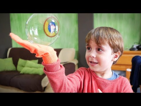 LUVA MÁGICA QUE PEGA BOLHAS DE SABÃO!! Brancoala e Maikito - Brinquedos para Crianças