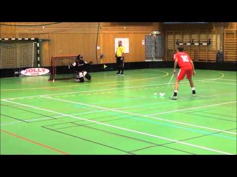 #10 Alexander Sjödin lägger en straff mot Runby IBK i kvalfinalen av DM