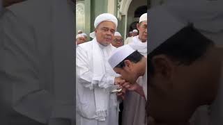 Download lagu Habib Rizieq Shihab Ziarah Makam Abah Guru Sekumpul Martapura 2024#shorts@sufibaihaqi8534 mp3