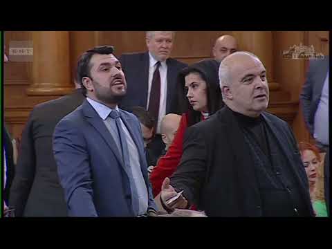 Скандал в парламента: Депутат от ГЕРБ получи пластмасови