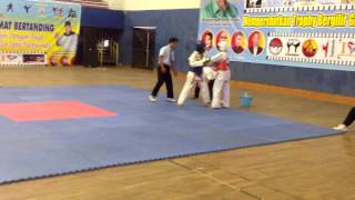 preview picture of video '[SMA NEGERI 1 METRO] SMANSA METRO dalam Kejuaraan Taekwondo di Gor Saburai 25-26 Okt 2014'