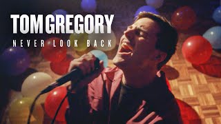 Kadr z teledysku Never Look Back tekst piosenki Tom Gregory