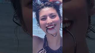 巨乳美女が谷間がくっきりのビキニ姿でにっこり笑顔！