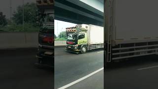 Download lagu Tujuh klakson di kepala truk besar... #shorts mp3