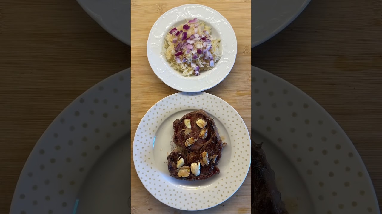 Самый простой и рабочий приём пищи — кусок мяса и квашеная капуста с красным луком. Самый простой и рабочий приём пищи — кусок мяса и квашеная капуста с красным луком.