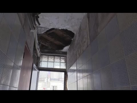 Desalojan a cientos de migrantes que ocupaban un teatro de París