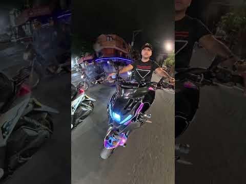 Robando miradas wow una pelinegra linda pero enojada 😅🔥🚀🥷🏻 #mt09 #medellin #shorts #feed