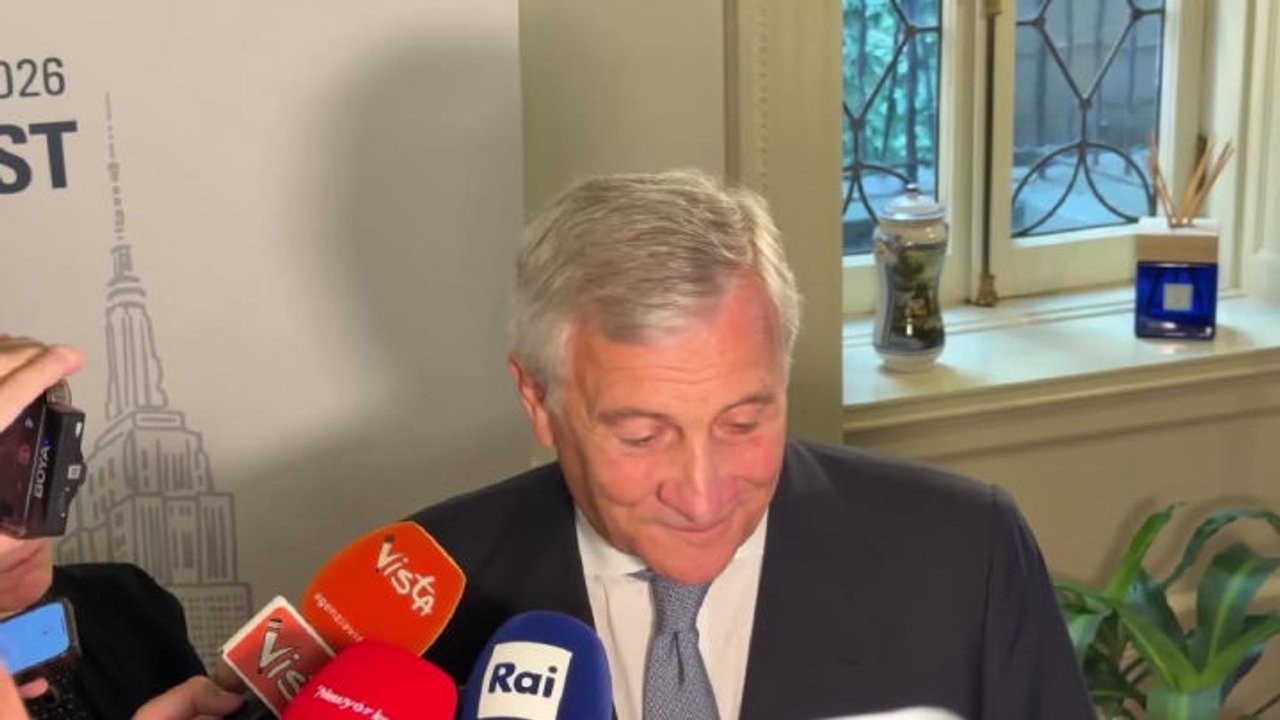 Tajani e la frase sulle gonne corte: Mi scuso, mai pensato di offendere le donne. Parole fraintese