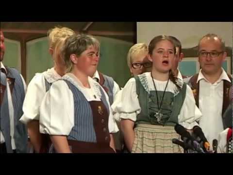 Corinne und Sandra Renggli (Bgl: JK Finsterwald, Urs Müller) - Bim Brüedere-Chäppeli (R. Bieri)