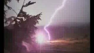preview picture of video 'lightning strike in France - close up / coup de foudre à Réal'