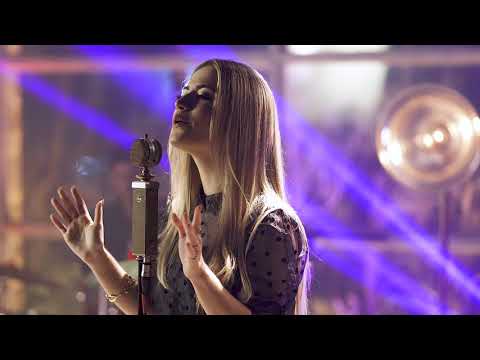 Escutar tua Voz - Camila Holanda (Clipe Oficial)