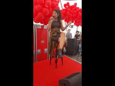 Mini concert April Darby deel 2