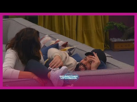 Puthje e përqafime pafund, Atdheu e Juliana nuk i ndahen njëri tjetrit  -  Big Brother VIP Kosova