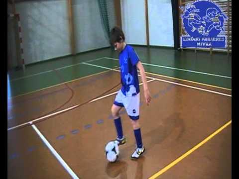 AKKA (środek - przód) KROK1 - EKS Kolektyw Radwanice - podstawy piłki nożnej