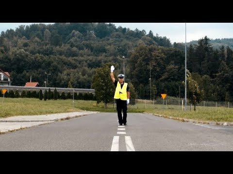 Zobacz jak reagować na sygnały policjanta ręcznie kierującego ruchem